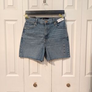 NWT Gap Raw Hem Jean Shorts . Size 8/29.
